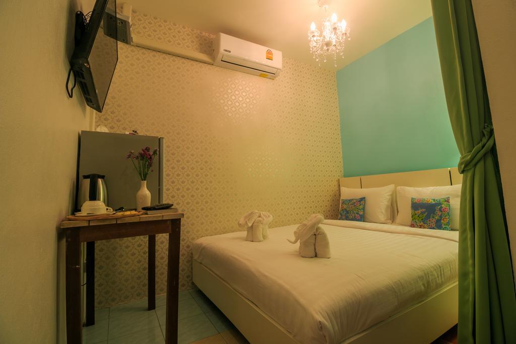 Frog House Bed & Breakfast (Adults Only) Patong Екстериор снимка
